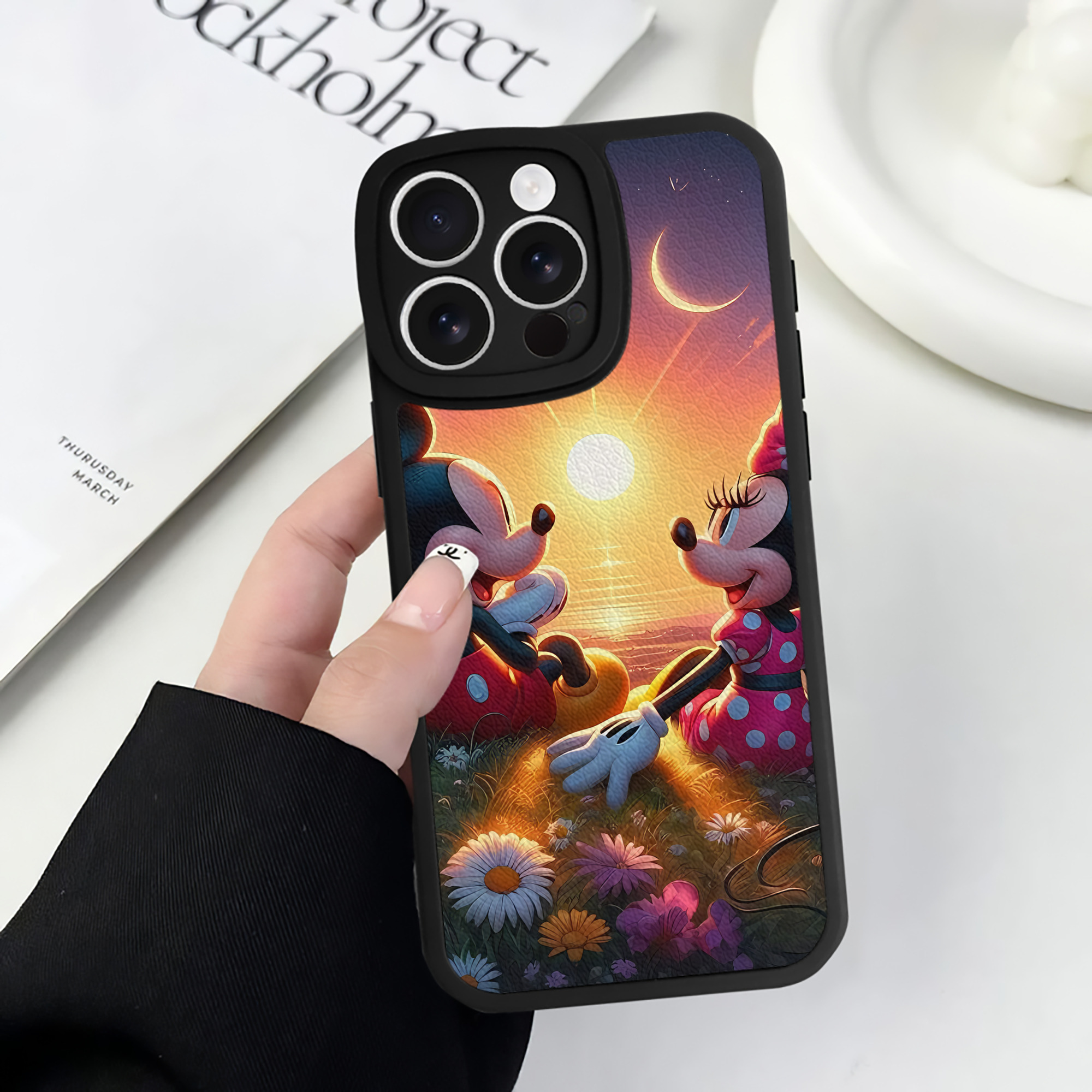 （画像用） ミッキーマウス Mickey Mouse 【iPhone 16シリーズ対応】シリコンスマホケース（レザー調） 材質：シリコン